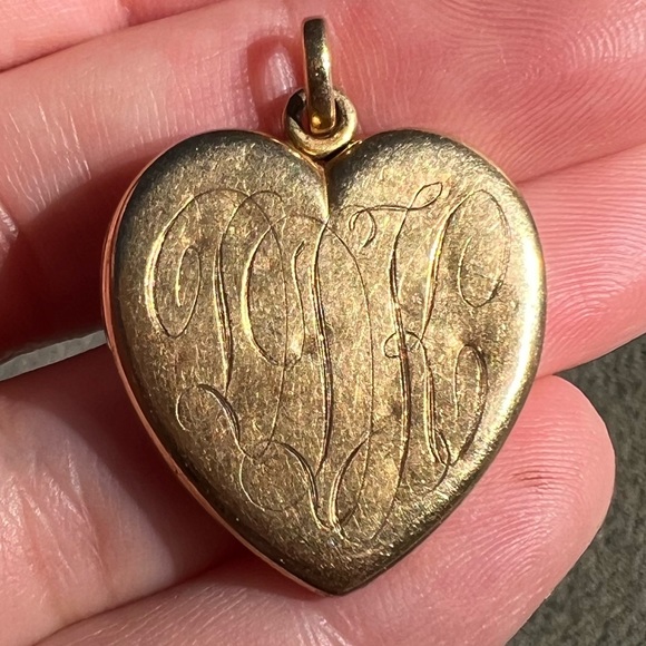 Larter & Son 14K vintage heart pendant 6 grams